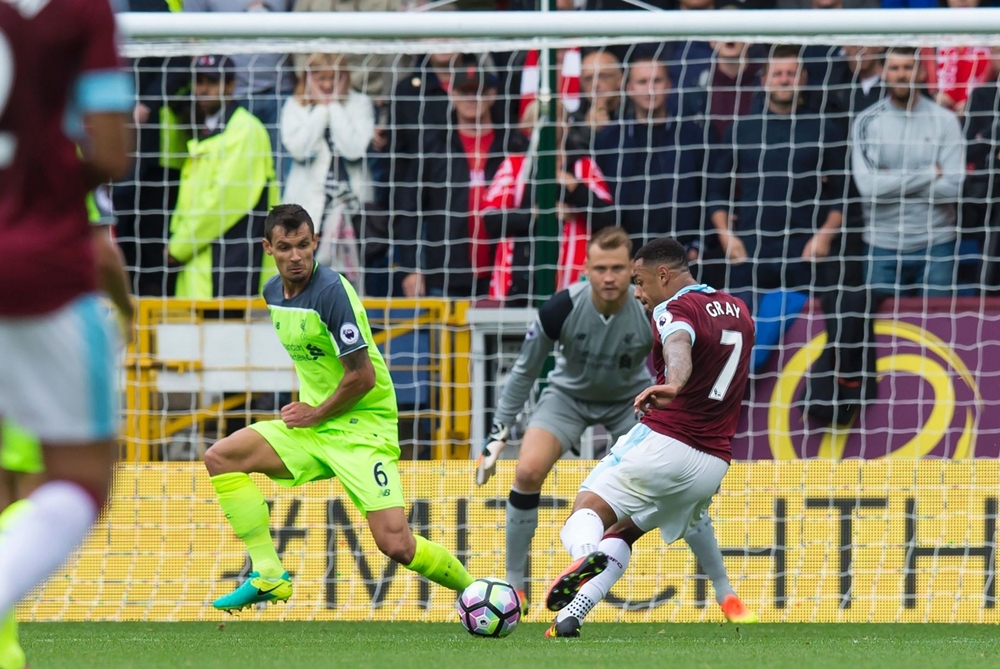 Dường như cảm thấy chưa đủ sốc, Andre Gray nâng tỷ số lên 2-0 cho Burnley ở phút thứ 37 sau một tình huống phản công nhanh. Ảnh: Internet.