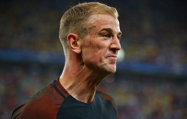 Joe Hart: Màn trình diễn thảm họa tại EURO 2016 đã chấm dứt luôn tương lai của Joe Hart dưới thời Pep Guardiola. Không được thi đấu, thủ thành người Anh còn không được tạo điều kiện để ra đi. Man City chỉ muốn bán đứt anh với giá 30 triệu bảng. Các CLB quan tâm đến Hart đều ngay lập tức rút lui khi nghe mức giá này. Ảnh: Internet.