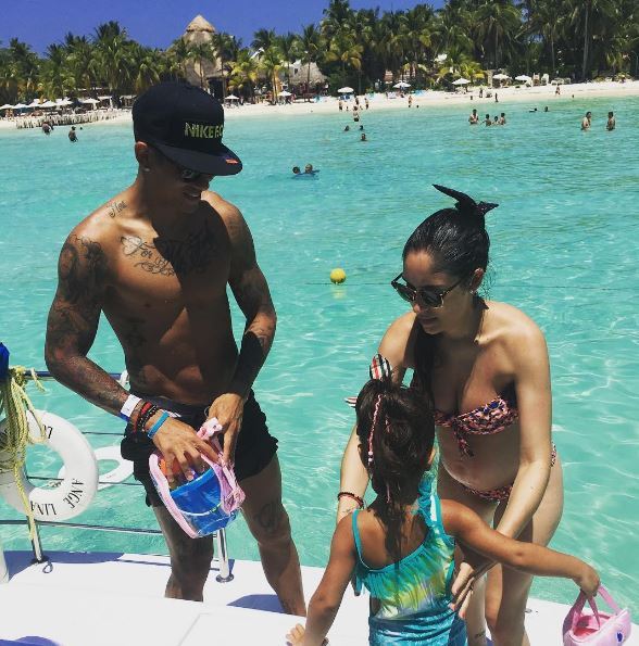 Marcos Rojo cùng cộ vợ Eugenia Lusardo tại Mexico trong một kỳ nghỉ gia đình. Ảnh: Internet.