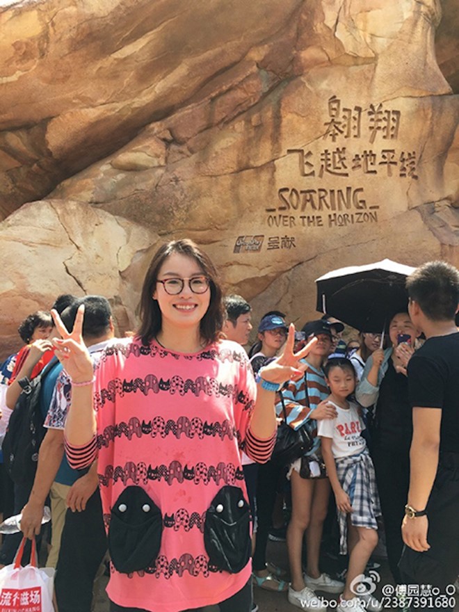 Fu Yuanhui chỉ giành được huy chương đồng nội dung 100 m bơi ngửa tại Olympic Rio, thế nhưng, cô lại chinh phục được trái tim của rất nhiều người hâm mộ nhờ sự khả ái của mình. Biểu cảm ngạc nhiên của nữ kình ngư 20 tuổi khi biết mình về đích thứ ba nội dung 100 m bơi ngửa trở thành một trong những khoảnh khắc đáng nhớ tại Olympic năm nay. Ảnh: Nextshark.