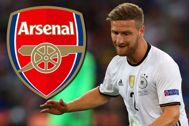 Shkodran Mustafi chỉ còn cách Arsenal đúng một buổi kiểm tra y tế. Ảnh: Internet.
