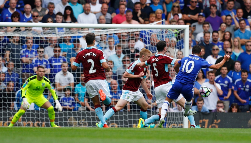 Và chỉ cần 9 phút, đội chủ nhà đã tìm được mành lưới của Burnley. Eden Hazard solo và dứt điểm đẹp mắt mở tỷ số trận đấu. Ảnh: Internet.