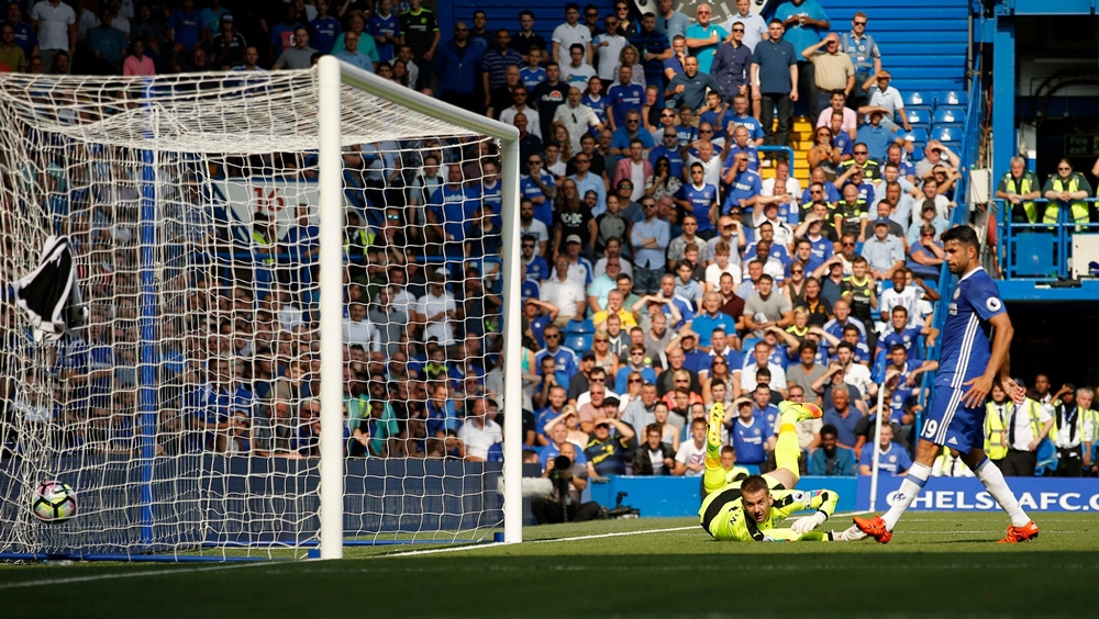 Đến phút 41, tỷ số đã là 2-0 cho chủ nhà. Người lập công lần này là Willian. Ảnh: Internet.