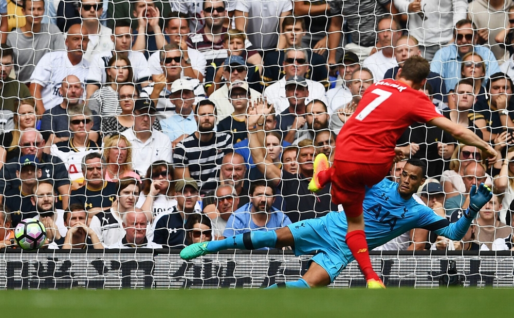 Phải đến phút 43, đội khách mới có thể mở được tỷ số do công của James Milner trên chấm phạt đền. Ảnh: Internet.