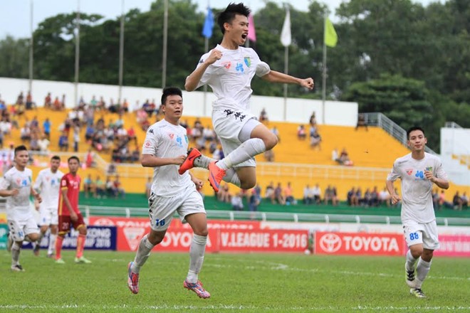Phạm Văn Thành lập công giúp Hà Nội T&T thắng CLB Sài Gòn 3-0 trên sân khách. Ảnh: HT.
