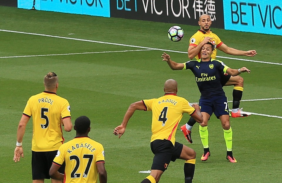 Từ tình huống tạt bóng của Mesut Oezil, cầu thủ phòng ngự bên phía chủ nhà đã phạm lỗi với Alexis Sanchez trong vòng cấm. Ảnh: Internet.