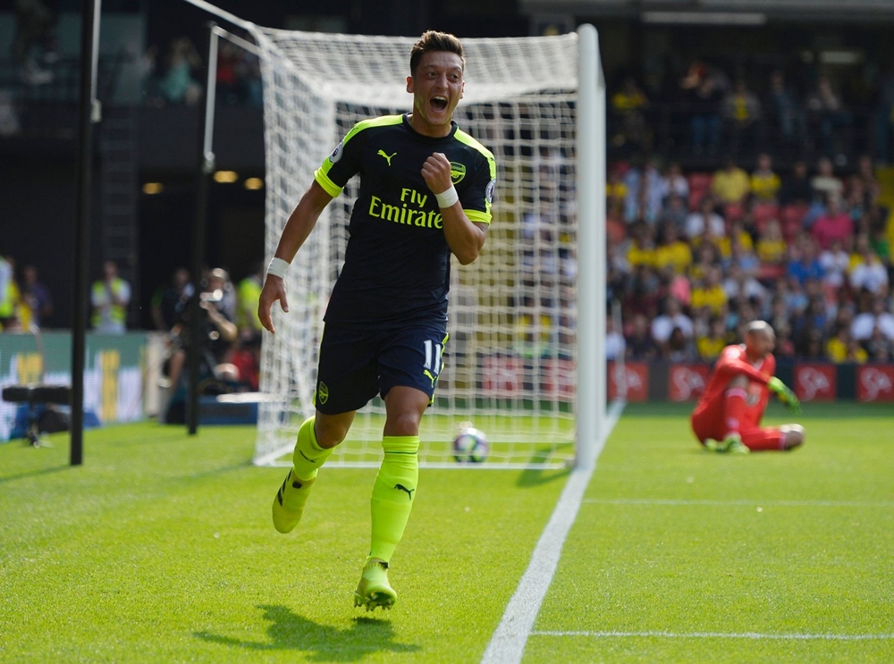 Mesut Oezil kết thúc một hiệp đấu thăng hoa của Arsenal bằng bàn gia tăng cách biệt sau đường kiến tạo của Sanchez. Ảnh: Internet.