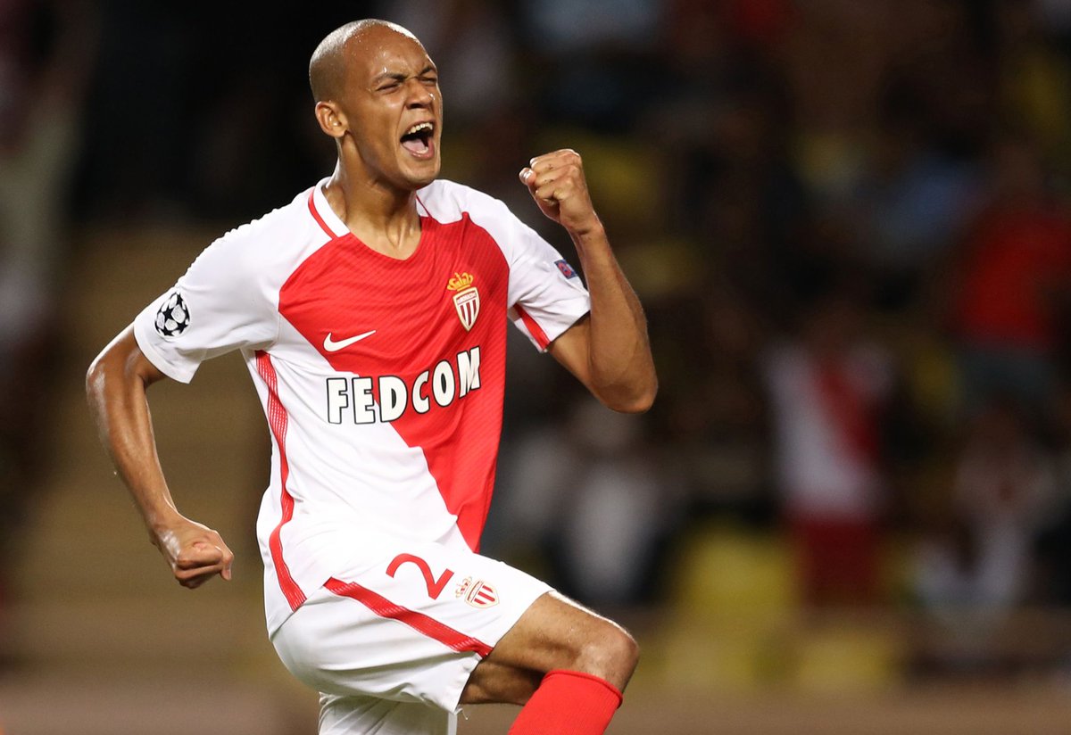 Manchester United khó lòng chiêu mộ Fabinho vì không được dự Champions League. Ảnh: Internet.