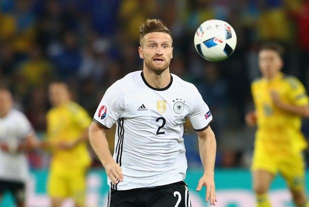 Shkodran Mustafi sinh ngày 17/4/1992, là cầu thủ người Đức gốc Albania. Vị trí sở trường của Mustafi là trung vệ. Mới đây anh đã rời khỏi Valencia để về làm học trò của HLV Arsene Wenger tại Arsenal. Giá chuyển nhượng của Mustafi là 41 triệu euro. Ảnh: Internet.