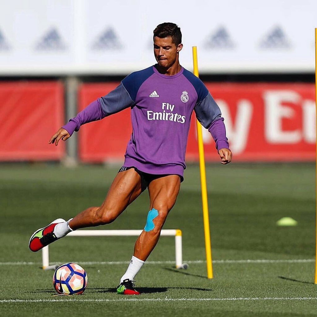 Cristiano Ronaldo thể hiện tinh thần chuyên nghiệp trên sân tập. Ảnh: Internet.