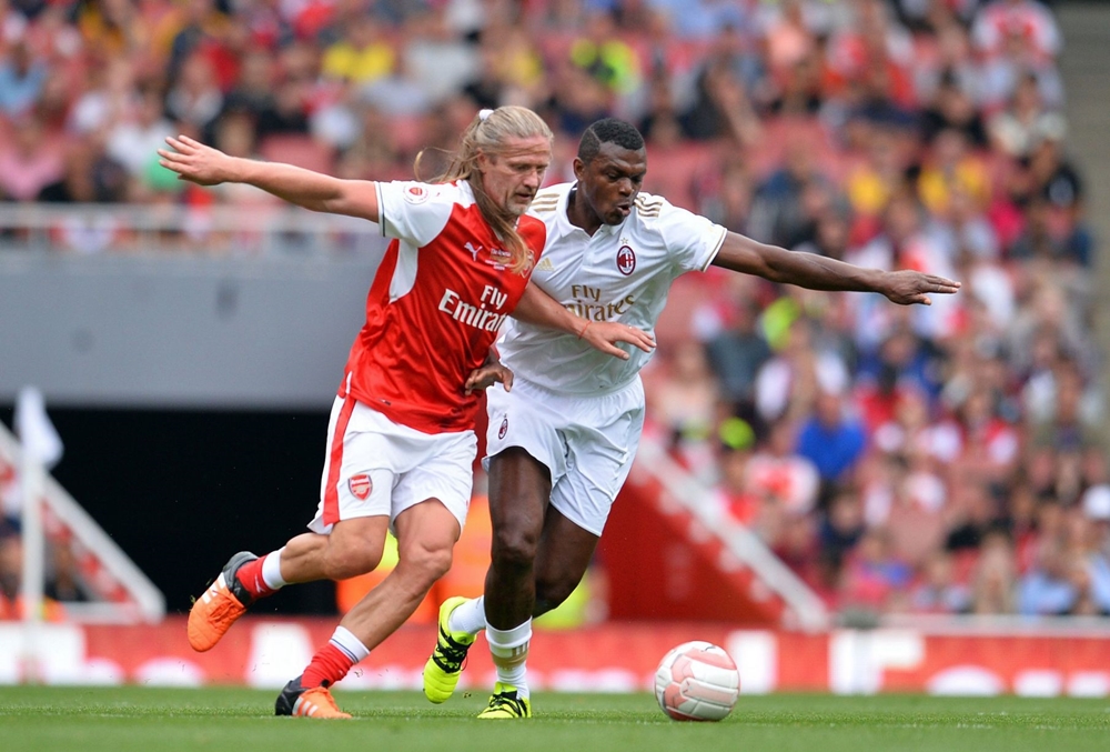 Trận đấu giao hữu giữa huyền thoại Arsenal đối đầu với các huyền thoại bên phía AC Milan diễn ra khá hấp dẫn. Ảnh: Internet.