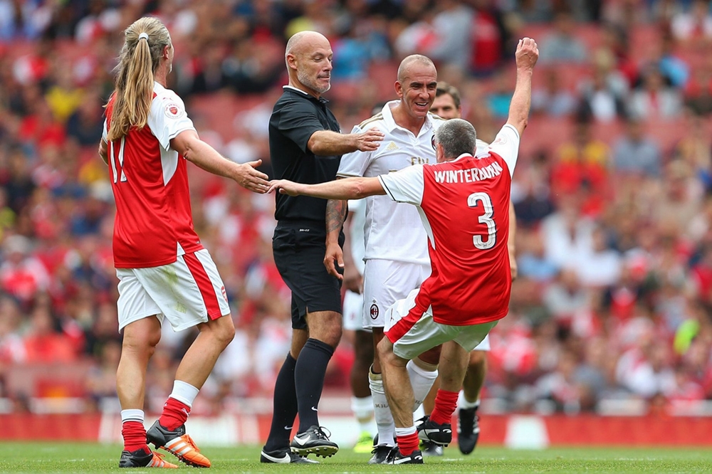Trọng tài Howard Webb cười vui vẻ khi chứng kiến Nigel Winterburn ngã sau khi Paolo Di Canio giả bộ tông vào anh. Ảnh: Internet.