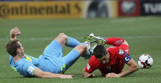 Lewandowski bị các hậu vệ Kazakhstan chăm sóc kỹ. Ảnh: Internet.