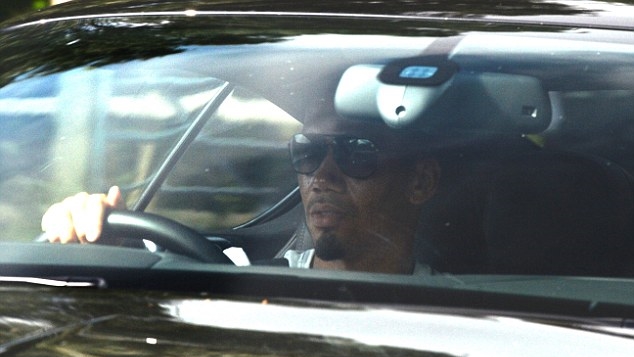 Chris Smalling trông khá ngầu với cặp mắt kiếng đen hoành tráng. Ảnh: Internet.