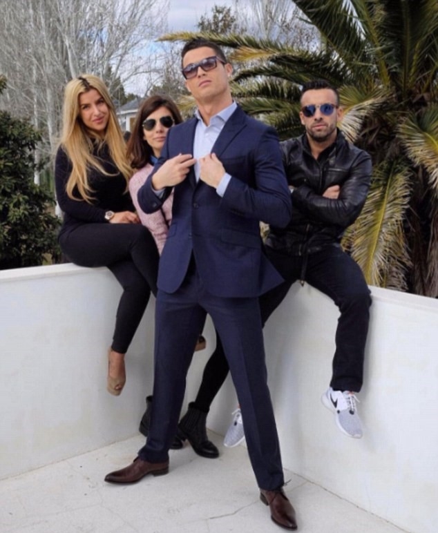 Ronaldo, Ricky cùng hai nữ trợ lý phụ trách công tác xây dựng hình ảnh. Ảnh: Internet.