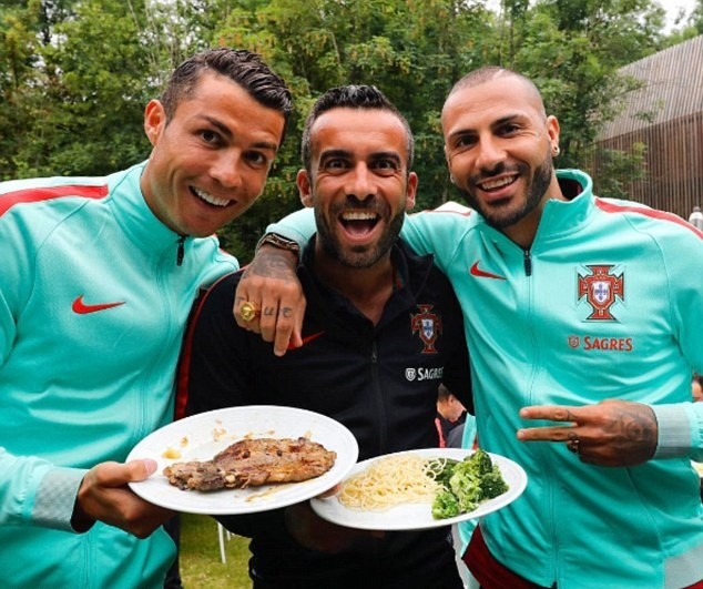 Anh chàng cựu cầu thủ cũng có mối quan hệ tốt với các tuyển thủ Bồ Đào Nha. Ảnh: Internet.