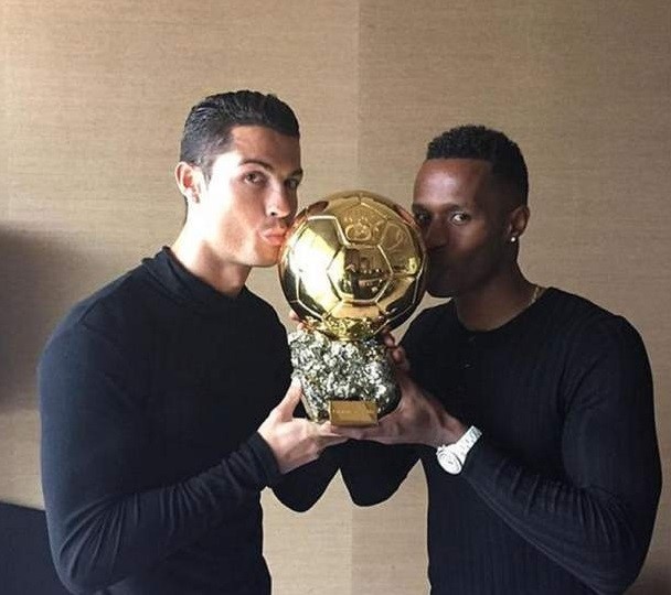 Ronaldo còn có 1 người bạn thân khác là Joseph Semede, 31 tuổi, hiện thi đấu cho Sheffield Wednesday. Semedo và Ronaldo là bạn bè từ thời ở Sporting Lisbon. Ảnh: Internet.