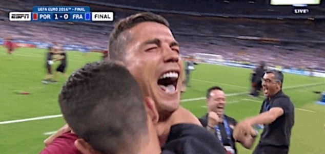 Trong khoảnh khắc Ronaldo bật khóc vui sướng khi trọng tài nổi còi kết thúc chung kết, lại là Ricky chung vui đầu tiên. Ảnh: Internet.