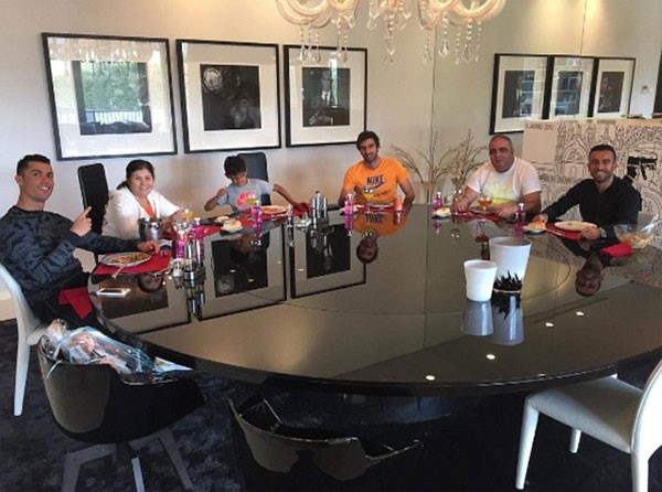 Anh còn có mặt trong những bữa ăn riêng tư của gia đình CR7. Ronaldo coi Ricky Regufe như người bạn thân thiết nhất để có thể chia sẻ nhiều chuyện trong cuộc sống. Ricky còn đảm nhiệm cả vai trò quản gia. Có thời Ronaldo giao toàn bộ số tiền kiếm được cho người bạn nắm giữ. Ảnh: Internet.