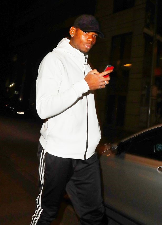 Ít phút sau, "Cầu thủ đắt giá nhất thế giới" Paul Pogba cũng xuất hiện. Sở hữu mức lương cao nhất tại sân Old Trafford (20,8 triệu bảng mỗi mùa), nhưng phương tiện đi lại của tiền vệ người Pháp chủ yếu vẫn là taxi. Nguyên nhân có thể là do bà Yeo, mẹ của Pogba không muốn con trai mình đi chơi về quá khuya. Ảnh: Internet.