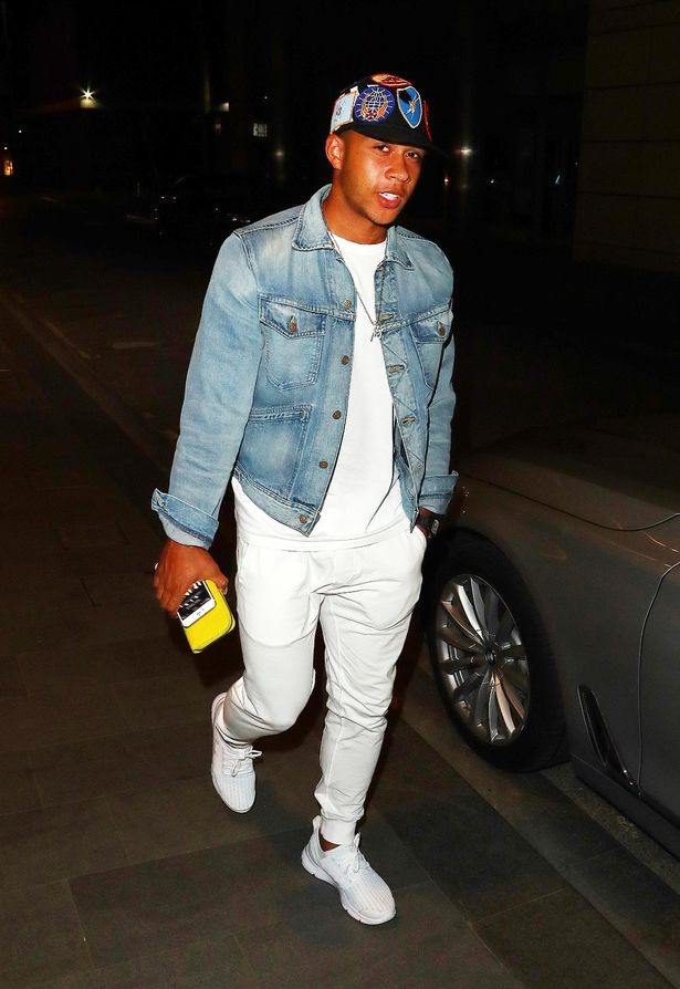 Trong khi Pogba chỉ "đóng" đồ thể thao thì Memphis Depay lại ăn mặc sành điệu như một "tay chơi thứ thiệt". Cầu thủ người Hà Lan chưa ra sân một phút nào tại Premier League năm nay và vừa bị huấn luyện viên Danny Blind gạt khỏi đội hình tuyển Hà Lan dự vòng loại World Cup. Ảnh: Internet.