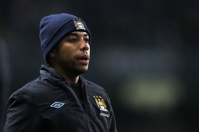 Man City bắt đầu chi tiêu đậm trong các kỳ chuyển nhượng từ năm 2008, thời điểm Tập đoàn Abu Dhabi United đến từ Các tiểu vương quốc Arab Thống nhất (UAE) mua lại 90% cổ phần đội bóng từ tay cựu thủ tướng Thái Lan Thaksin. Theo đó, Robinho trở thành một trong những bản hợp đồng đắt giá đầu tiên được Man City mang về sân nửa xanh thành Manchester, với giá 32,5 triệu bảng. Ảnh: Internet.