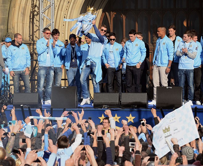 Dù không chi đậm như 3 năm trước đó, tuy nhiên, Man City bắt đầu thay đổi vị thế. Họ giành được 2 danh hiệu Premier League, 1 FA Cup và 1 League Cup. Ảnh: Internet.