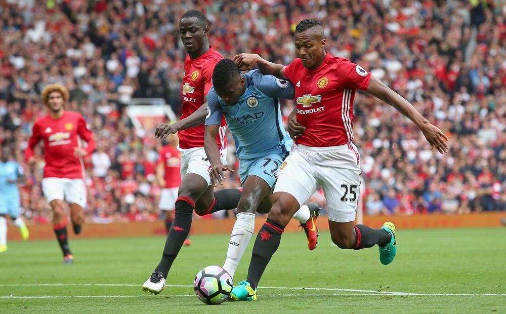 Ngay sau khi trọng tài thổi còi bắt đầu trận đấu, Manchester City đã không hề giấu diếm ý định tấn công phủ đầu. Ảnh: Internet.