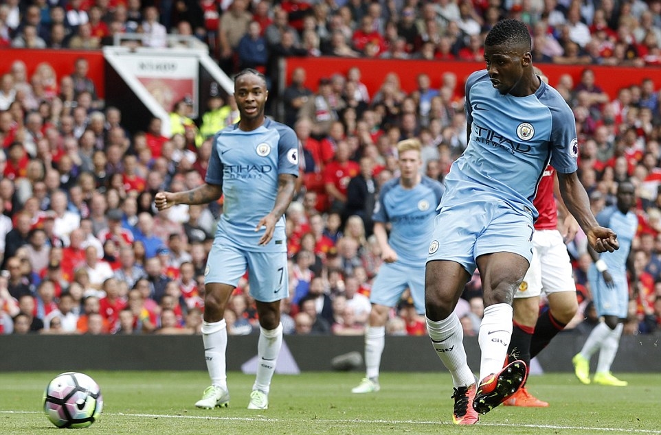 Phút 36, tỷ số đã là 2-0 cho các vị khách, lại là De Bruyne với một cú dứt điểm trúng cột dọc để Kelechi Iheanacho dễ dàng đệm bóng gia tăng cách biệt. Ảnh: Internet.