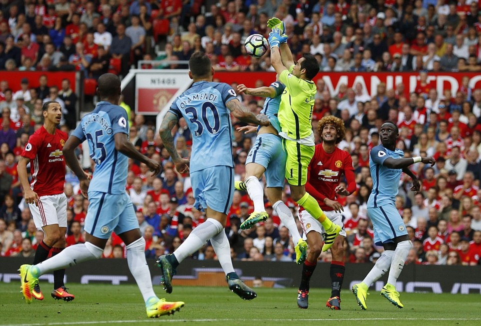 Những nỗ lực của Quỷ đỏ thành Manchester chỉ giúp họ có bàn rút ngắn tỷ số ở cuối hiệp một. Thủ thành Claudio Bravo mắc lỗi bắt bóng không dính... Ảnh: Internet.