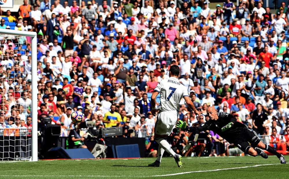 Ngay phút thứ 6, tỷ số đã được mở cho Real Madrid. Cristiano Ronaldo là người mở đầu màn thảm sát. Ảnh: Internet.