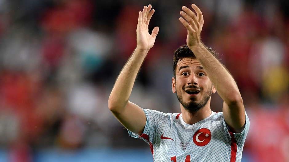 11. Oguzhan Ozyakup (Besikta): Arsenal sẽ phải hối tiếc khi để Ozyakup gia nhập Besiktas cách đây 4 năm với giá chỉ 500.000 euro. Sao trẻ sinh năm 1992 sở hữu 24 bàn thắng, 32 đường kiến tạo trong 4 mùa giải khoác áo Besiktas và trở thành "linh hồn" dẫn dắt lối chơi của nhà đương kim vô địch Thổ Nhĩ Kỳ. Giờ đây, tuyển thủ Thổ Nhĩ Kỳ đang được định giá lên đến 20 triệu euro. Ảnh: Internet.
