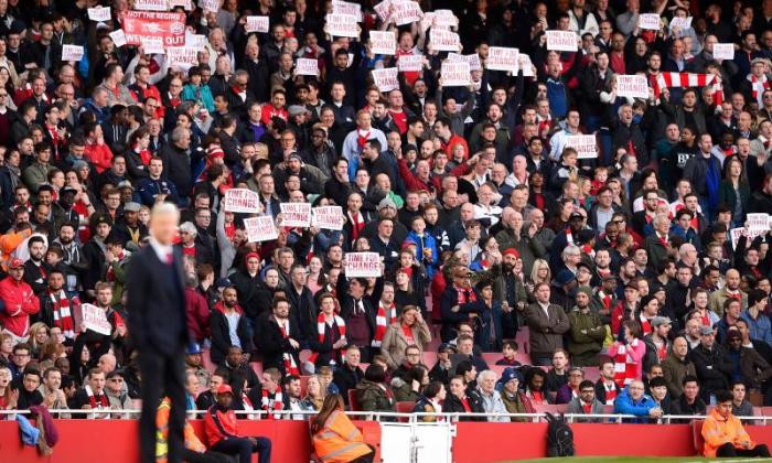 Không ít cổ động viên đang tỏ ra thiếu kiên nhẫn với HLV Arsene Wenger. Ảnh: Internet.