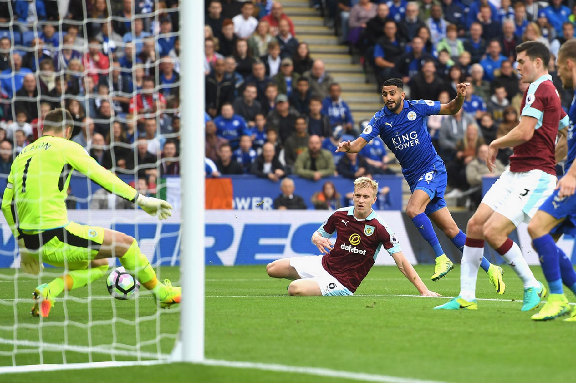 Sau những phút đầu chậm chạp, Leicester City bắt đầu tăng tốc với nhiều cơ hội nguy hiểm được tạo ra. Ảnh: Internet.