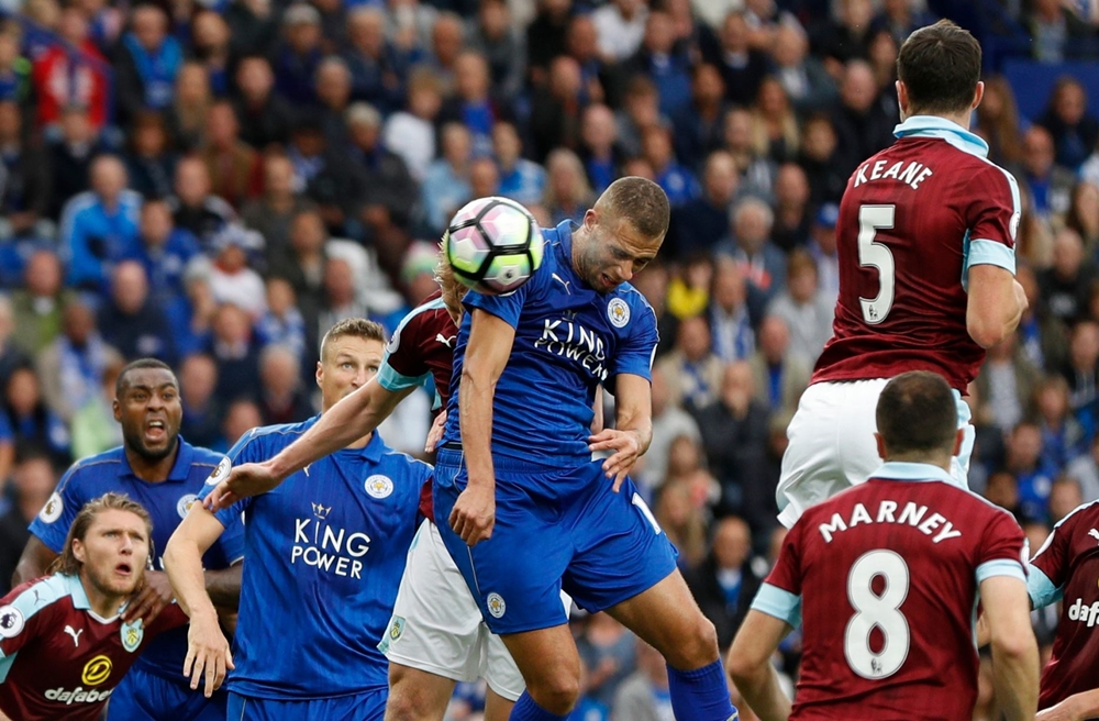 Ngay phút bù giờ đầu tiên của hiệp một, từ tình huống đá phạt bên cánh trái, tân binh Islam Slimani chọn điểm rơi chính xác bật cao đánh đầu mở tỷ số trận đấu. Ảnh: Internet.