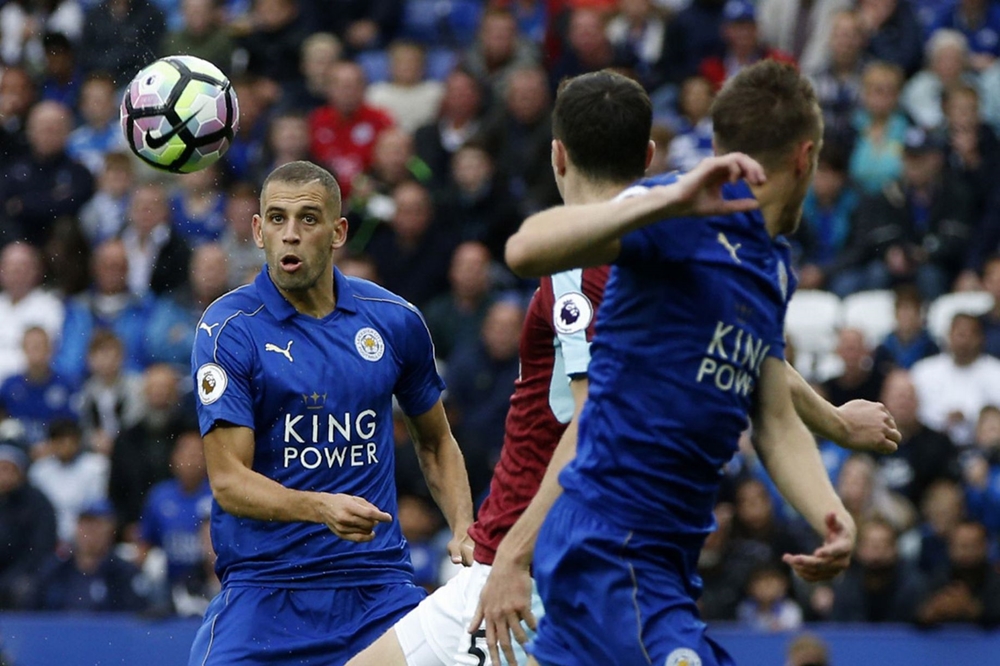 Hiệp hai chỉ bắt đầu 2 phút, đội chủ nhà đã có bàn nhân đôi cách biệt. Slimani một lần nữa điền tên mình lên bảng tỷ số sau đường kiến tạo của Jamie Vardy. Ảnh: Internet.