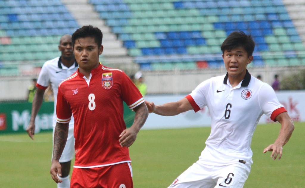 Tuyển Myanmar (áo đỏ) sớm chuẩn bị cho AFF Cup 2016.