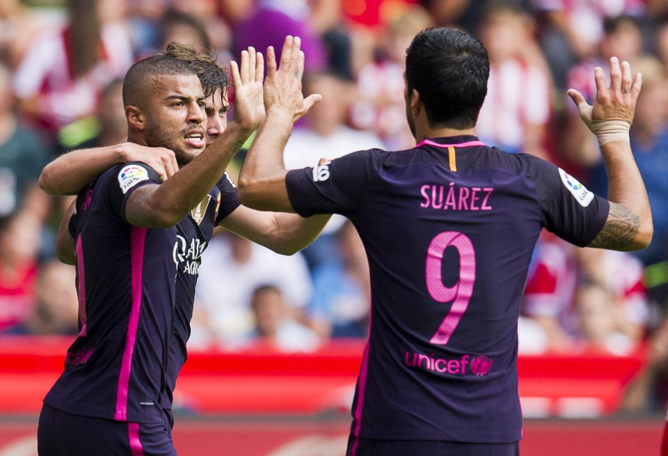 Ba phút sau, người đóng thế Rafinha nhân đôi cách biệt cho Barcelona. Ảnh: Internet.