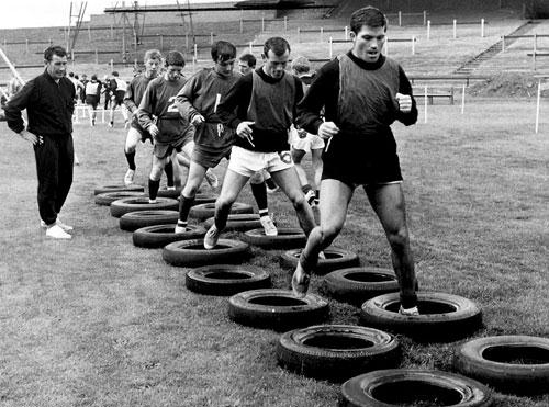 Trợ lý HLV Sean Fallon của Celtic đang hướng dẫn các cầu thủ tập luyện bằng cách chạy vào những chiếc lốp năm 1967. Ảnh: Internet.