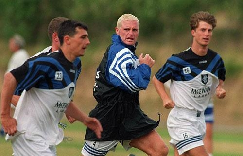 Paul Gascoigne mặc váy tập luyện cùng các đồng đội ở Rangers năm 1995 sau khi chia tay CLB Lazio. Ảnh: Internet.