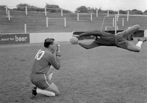 Tiền đạo Cliff Holton của Leyton Orient chụp pha bắt bóng của người đồng đội Ron Willis tại Brisbane Road trước thềm mùa giải 1967/68. Ảnh: Internet.