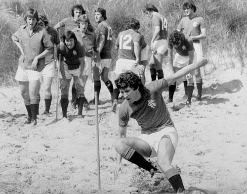 Buổi tập trên cát của Rangers tại khu tập luyện Gullane Sands năm 1976. Ảnh: Internet.