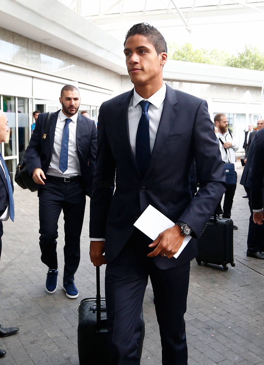 Varane và Karim Benzema. Ảnh: Internet.