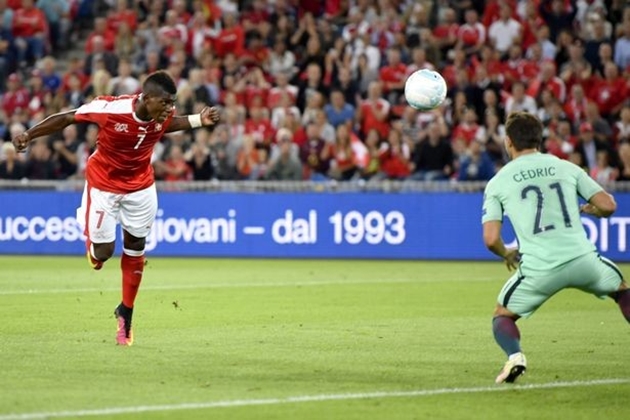 1. Breel Embolo (Thụy Sỹ- Schalke 04): Ở tuổi 17, Embolo đã ghi đến 24 bàn thắng chỉ trong vòng 18 tháng khoác áo Basel và lọt vào top 3 vua phá lưới tại giải vô địch quốc gia Thụy Sỹ. Bước sang tuổi 19, chân sút gốc Cameroon nhận được khá nhiều lời mời từ các đội bóng lớn, trong đó có cả MU nhưng lại quyết định đầu quân cho Schalke 04 với giá 17 triệu bảng trong phiên chợ hè 2016. Ảnh: Internet.