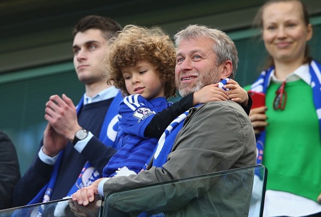 5. Roman Abramovich: Giống với trường hợp của Manchester City, Chelsea cũng đã chuyển mình nhanh chóng kể từ khi có một tỷ phú đổ tiền đầu tư vào CLB. Roman Abramovich đã tốn rất nhiều tiền của để gây dựng lên một Chelsea thành công như ngày hôm nay và cũng nổi tiếng với việc thẳng tay sa thải HLV. Tỷ phú người Nga là người rất ít nói, hiếm khi phát biểu trước đám đông nhưng những quyết định của ông đều rất nhanh chóng và dứt khoát. Không loại trừ khả năng việc Roman Abramovich ngán ngẩm với lối đá phòng ngự của Antonio Conte và đưa ra quyết định thay đổi trong nay mai. Ảnh: Internet.