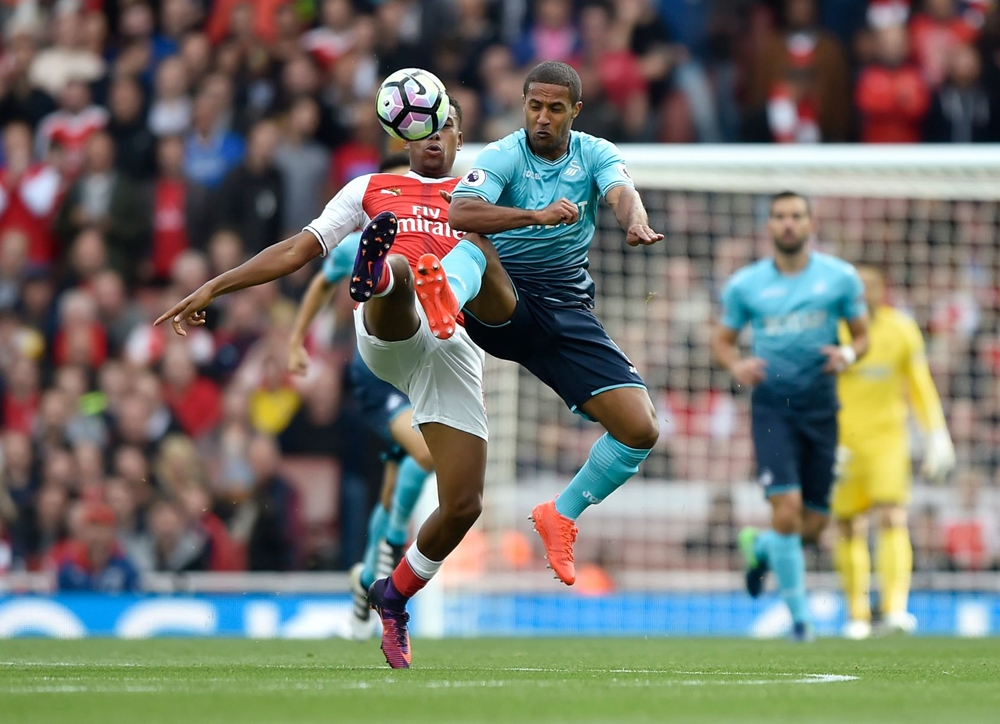 Được thi đấu trên sân nhà Emirates các cầu thủ Arsenal nhanh chóng chiếm lĩnh thế trận. Ảnh: Internet.