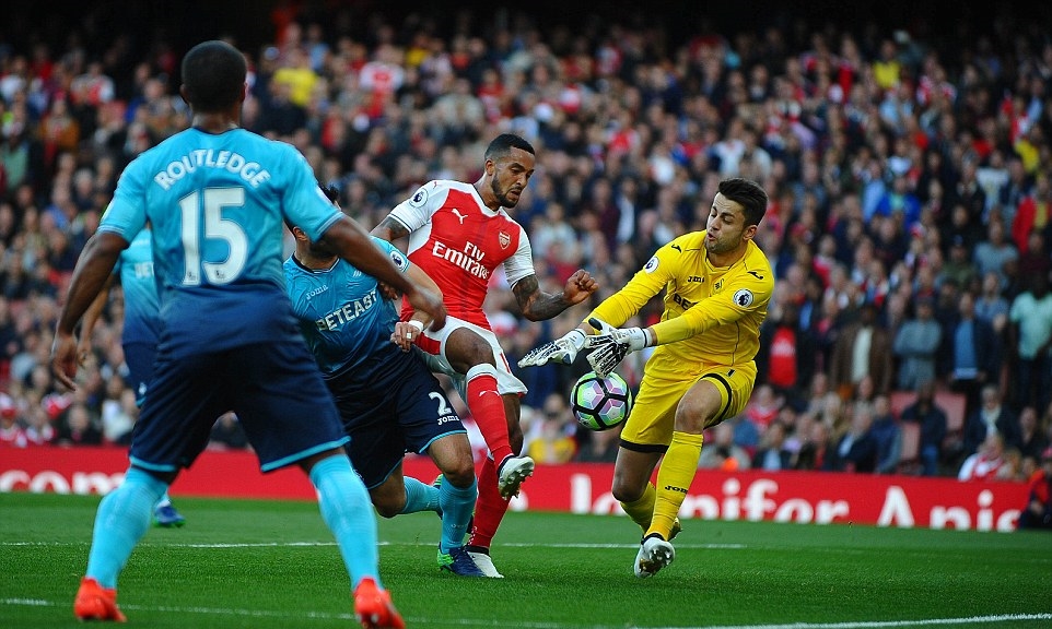 Sau nhiều cơ hội bị bỏ lỡ, phút 27, Theo Walcott mở tỷ số cho đội chủ nhà. Ảnh: Internet.