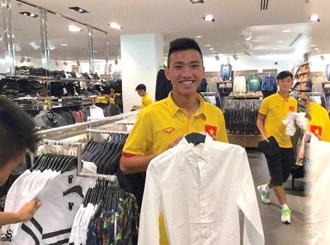 Đoàn Văn Hậu, cầu thủ ghi bàn ấn định chiến thắng 2-1 trước Triều Tiên cùng các đồng đội đi mua sắm tại Bahrain. Ảnh: FBNV.