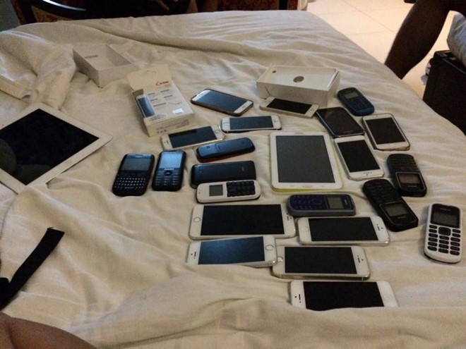 Các cầu thủ U19 Việt Nam nộp toàn bộ thiết bị di động tại phòng ban huấn luyện tại giải U19 châu Á 2016. Toàn đội được HLV Hoàng Anh Tuấn yêu cầu chỉ tập trung thi đấu và phải cách ly với truyền thông.