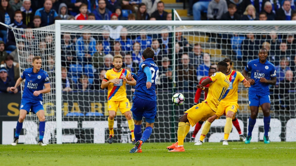 Phút 79, Christian Fuchs nâng tỷ số lên 3-0 cho Leicester. Ảnh: Internet.